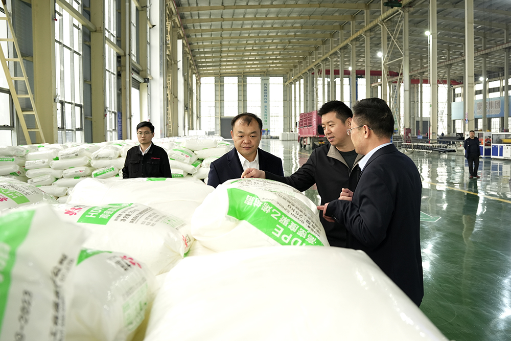 新疆和田地區(qū)策勒縣委副書(shū)記、組織部部長(zhǎng)李雷，和田商會(huì)會(huì)長(zhǎng)崔學(xué)海，新疆駐皖工作組主任張新等一行蒞臨豪家股份考察交流